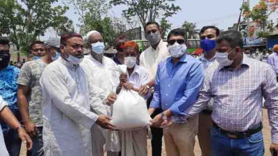 মহান মে দিবস উপলক্ষে শ্রমিকের মাঝে খাদ্য সামগ্রী বিতরণ